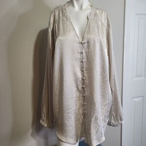 Torrid size 2 blouse 2X top cream button v-neck lightweight hi-low shirt